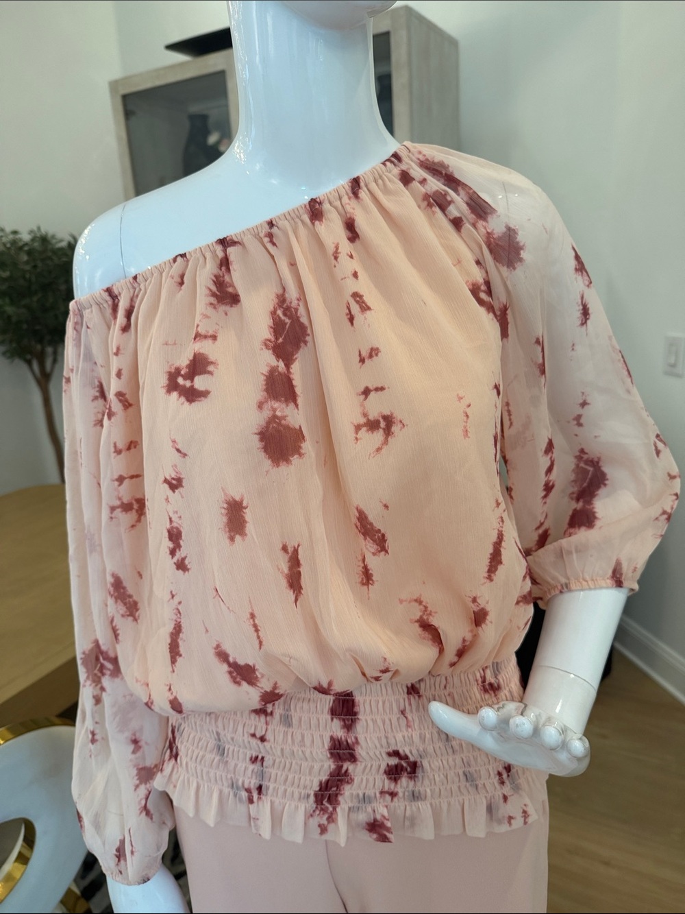 Off-Shoulder Blouson Tie-Dye Top in Blush and Mauve